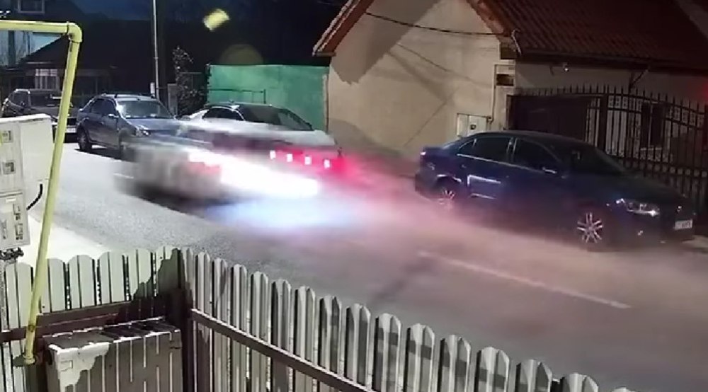 Imagini șocante: un tânăr s-a făcut praf cu mașina după ce a lovit șapte autoturisme parcate