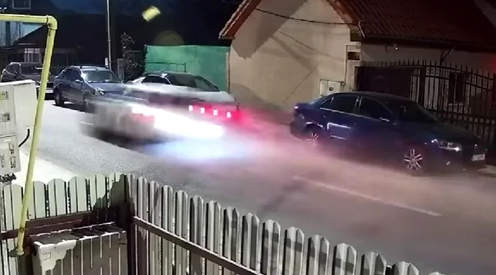 Doi tineri răniți după ce o mașină a lovit șapte autoturisme parcate FOTO: Captură video