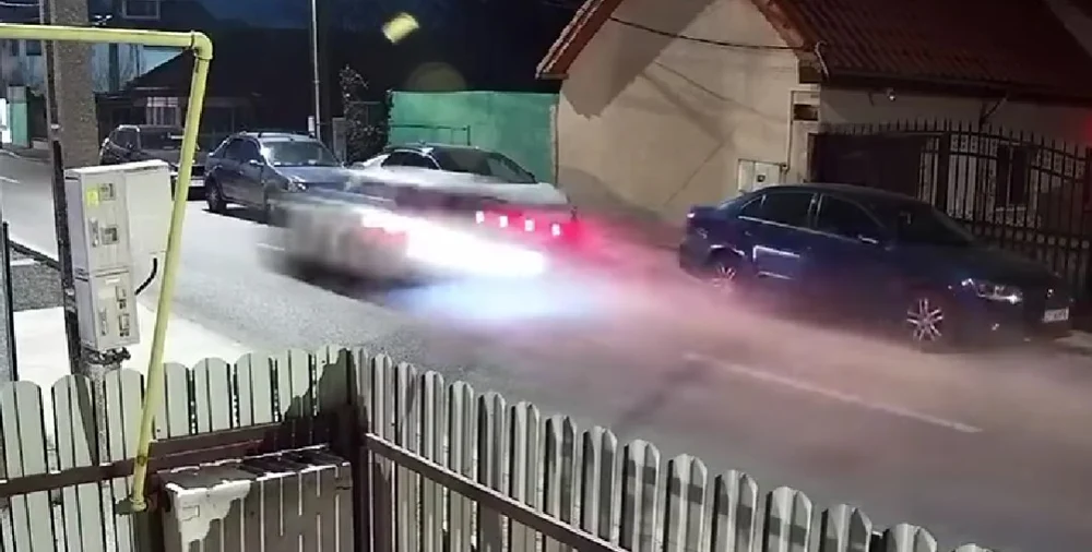 Imagini șocante: un tânăr s-a făcut praf cu mașina după ce a lovit șapte autoturisme parcate