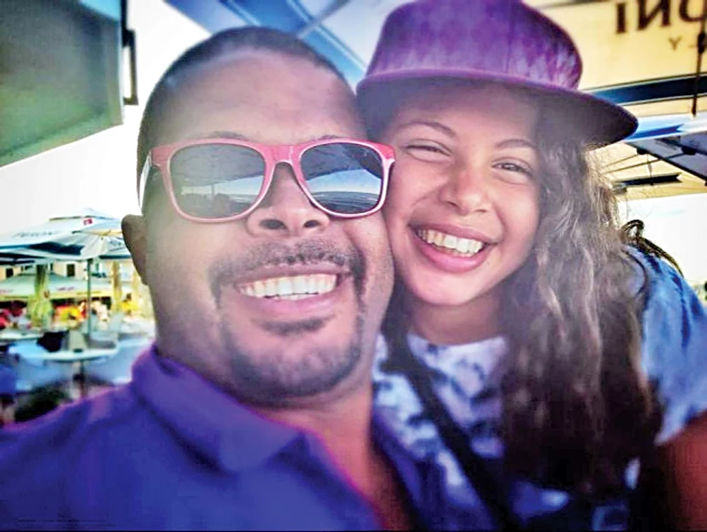 
    Inoke (12 ani)  este bucăţică  ruptă din tatăl  ei, CabralFoto: arhivă personală  