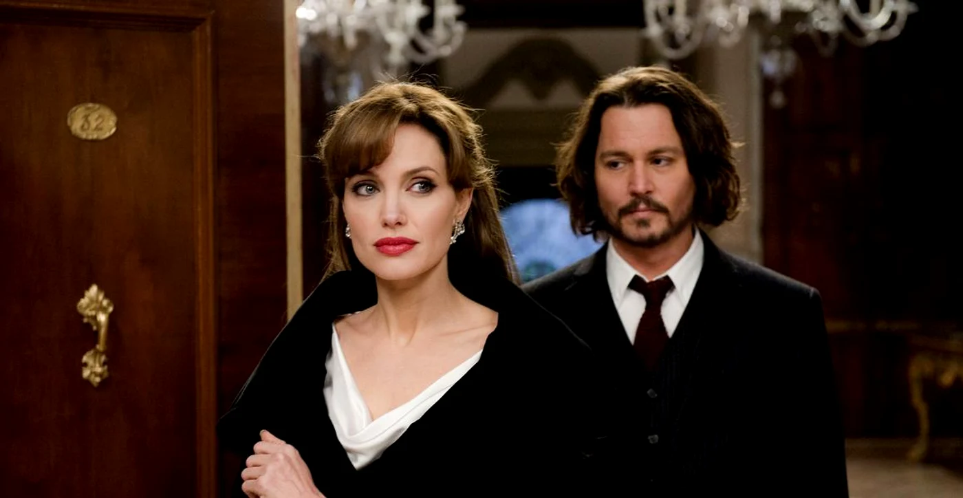 
    Angelina Jolie şi Johnny Depp  