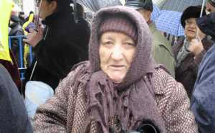 Sute de brăileni au înfruntat ploaia și frigul pentru a primi o porție de sarmale
