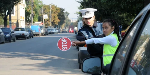 Poliţiştii de la Brigada Rutieră îi învaţă pe elevi cum să dirijeze traficul