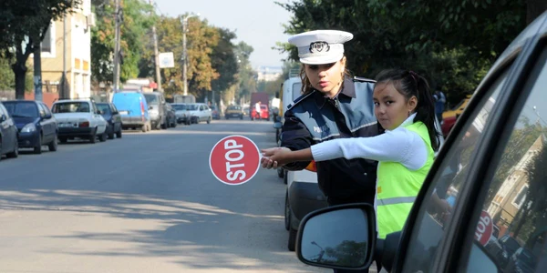 Poliţiştii de la Brigada Rutieră îi învaţă pe elevi cum să dirijeze traficul