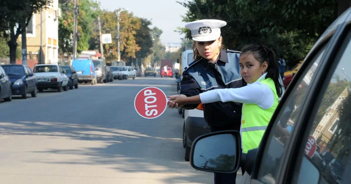 Poliţiştii de la Brigada Rutieră îi învaţă pe elevi cum să dirijeze traficul