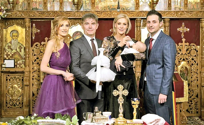 
    Roxana Ciuhulescu alături  de soț, fin și prieteni  