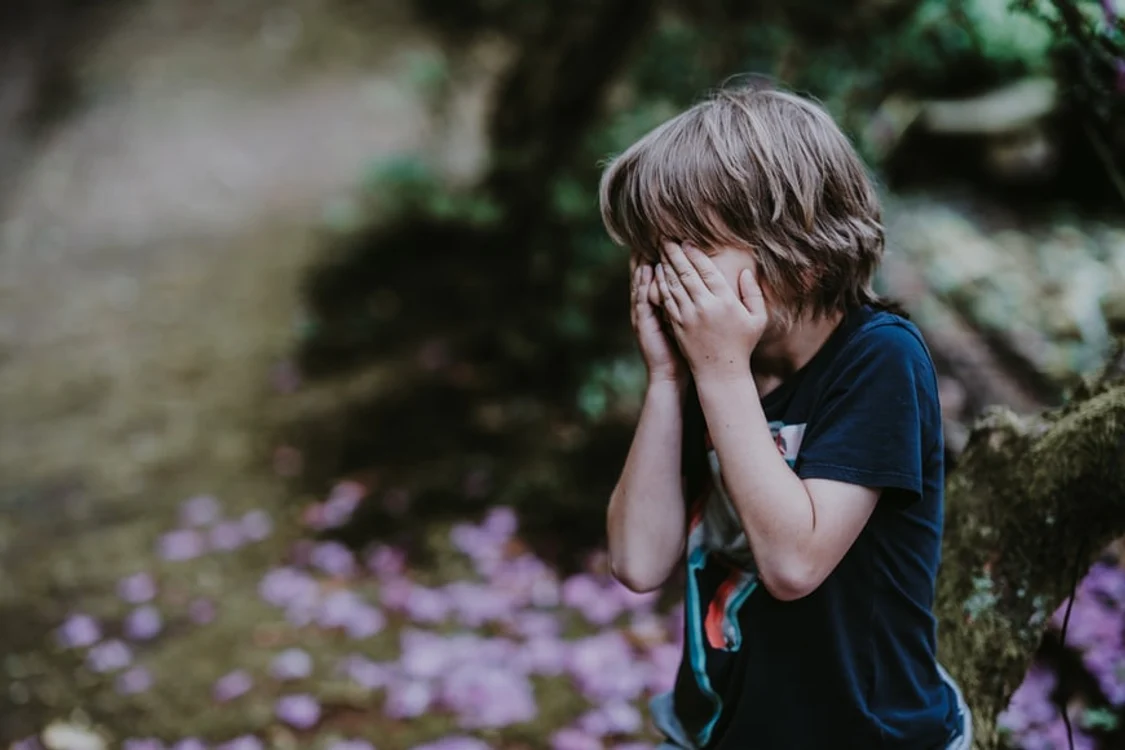 Copiii pot fi triști atunci când le interzicem ceva care îi poate afecta pe termen lungFOTO: Unsplash.com