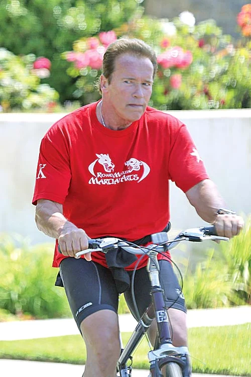 
    Arnold  Schwarzenegger  merge zilnic  cel puţin 10 km cu bicicleta  