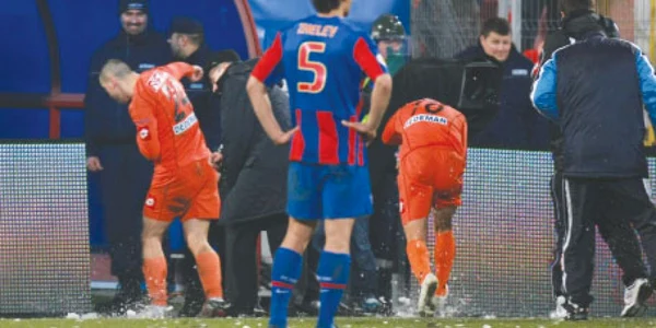 Atacaţi cu bulgări de zăpadă de cei din tribune, fotbaliştii nemţeni au părăsit terenul sub privirile lui Jivko Jelev  