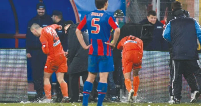 Atacaţi cu bulgări de zăpadă de cei din tribune, fotbaliştii nemţeni au părăsit terenul sub privirile lui Jivko Jelev