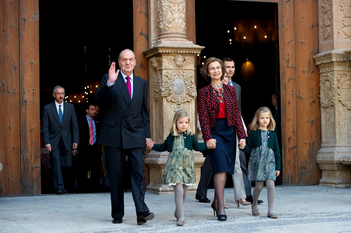 În vremuro mai fericite: Regina Sofia, Regele Juan Carlos, Infanta Sofia și Prințesa Leonor. FOTO: Getty Images
