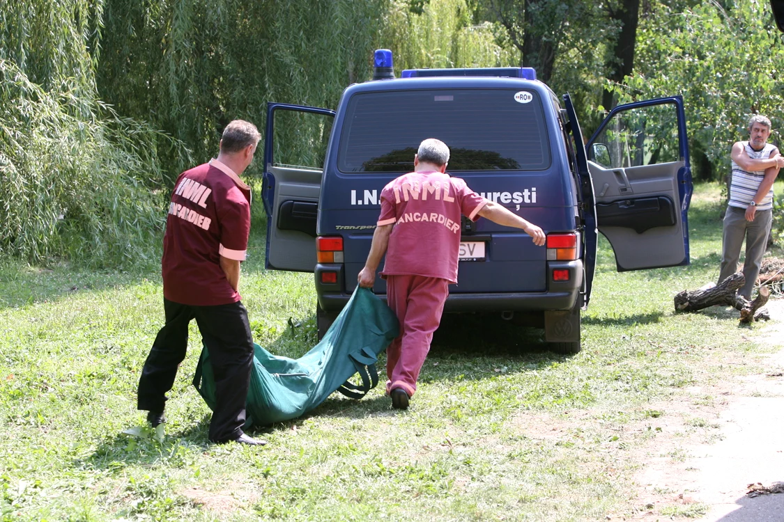 
    Trupurile celor doi soţi au fost ridicate pentru efectuarea necropsiei (foto: arhivă)  