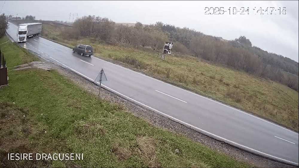 Momentul impactului devastator dintre un TIR scăpat de sub control și o mașină, pe DN2: două persoane au murit