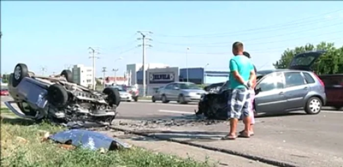 
    Maşinile s-au ciocnit puternic şi s-au făcut praf (foto:România tv)  