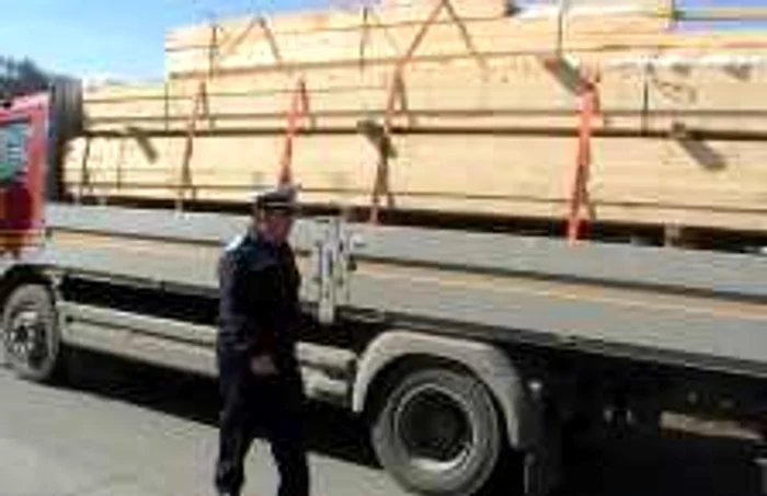 Marfa fără documente a fost confiscată de poliţişti