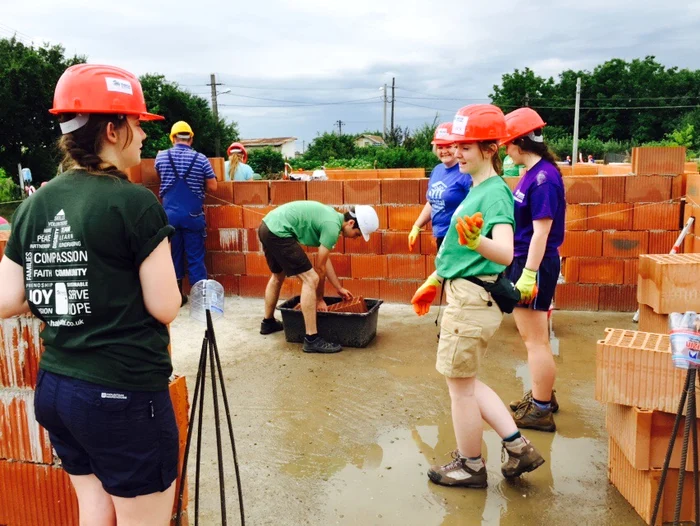 
    Elevii şi-au strâns singuri banii necesari finanţării acestei "vacanţe" la noi în ţară  