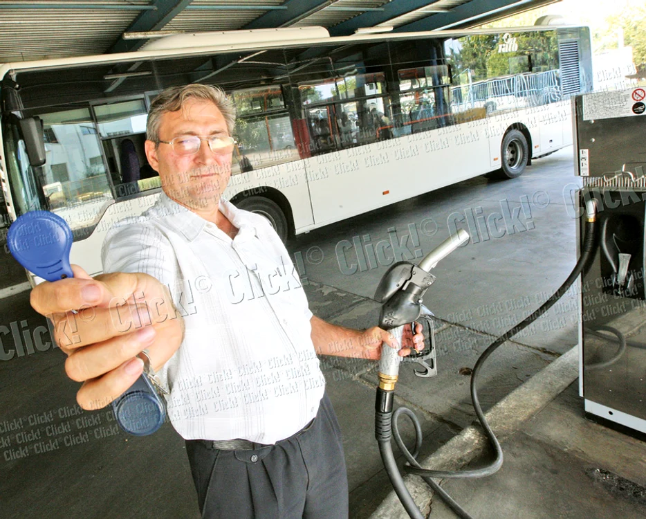 
    Tudor Zorilă, 45 de ani, este  şofer de 15 ani la RATB şi ne  arată brelocul care îi permite  să alimenteze autobuzul (Fotografii: Sever Gheorghe)  