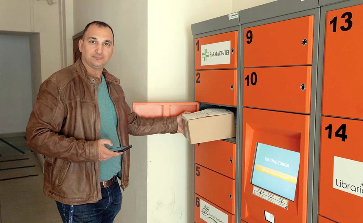 
    Curierul a introdus  coletul în pachetomatul  ales de clientFotografii: Sever Gheorghe  