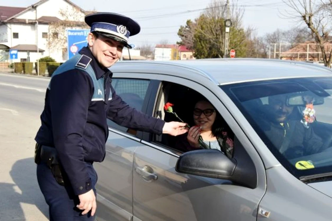 Poliţia Rutieră a oferit flori FOTO IPJ Ialomiţa