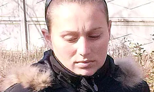 Carmen Darabană îşi înmormântează micuţul în hainele pe care le cumpărase pentru botez jpeg