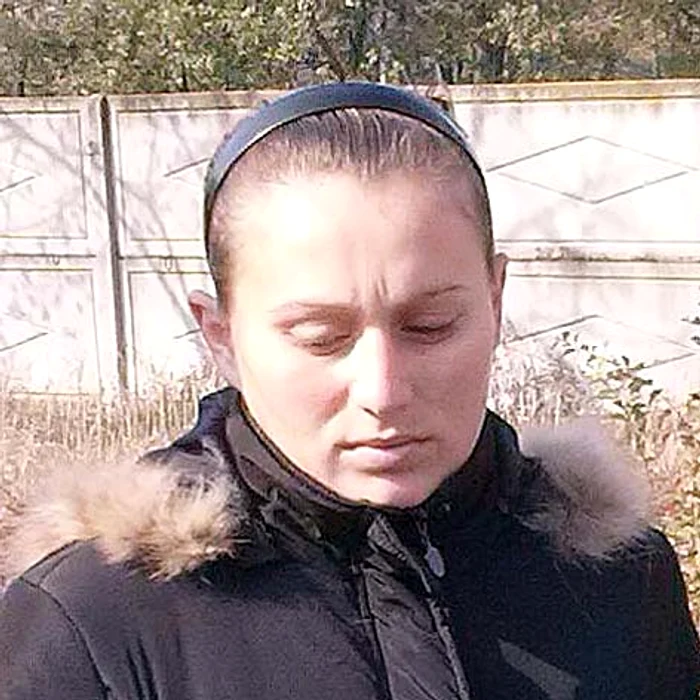 Carmen Darabană îşi înmormântează micuţul în hainele pe care le cumpărase pentru botez