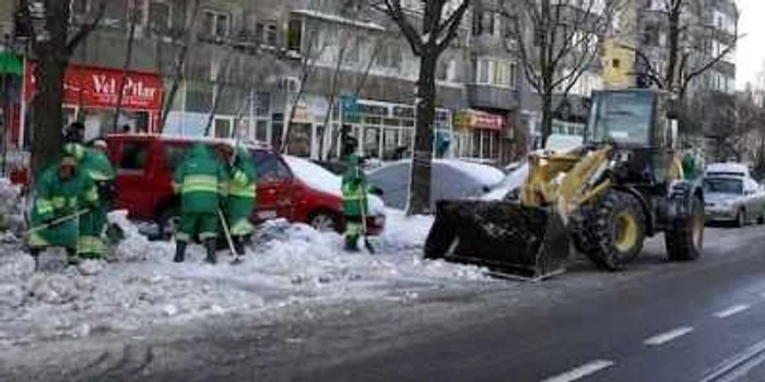 Alte 30 de utilaje staţionează în puncte fixe şi sunt pregătite să intervină în cel mai scurt timp. FOTO arhivă Adevărul