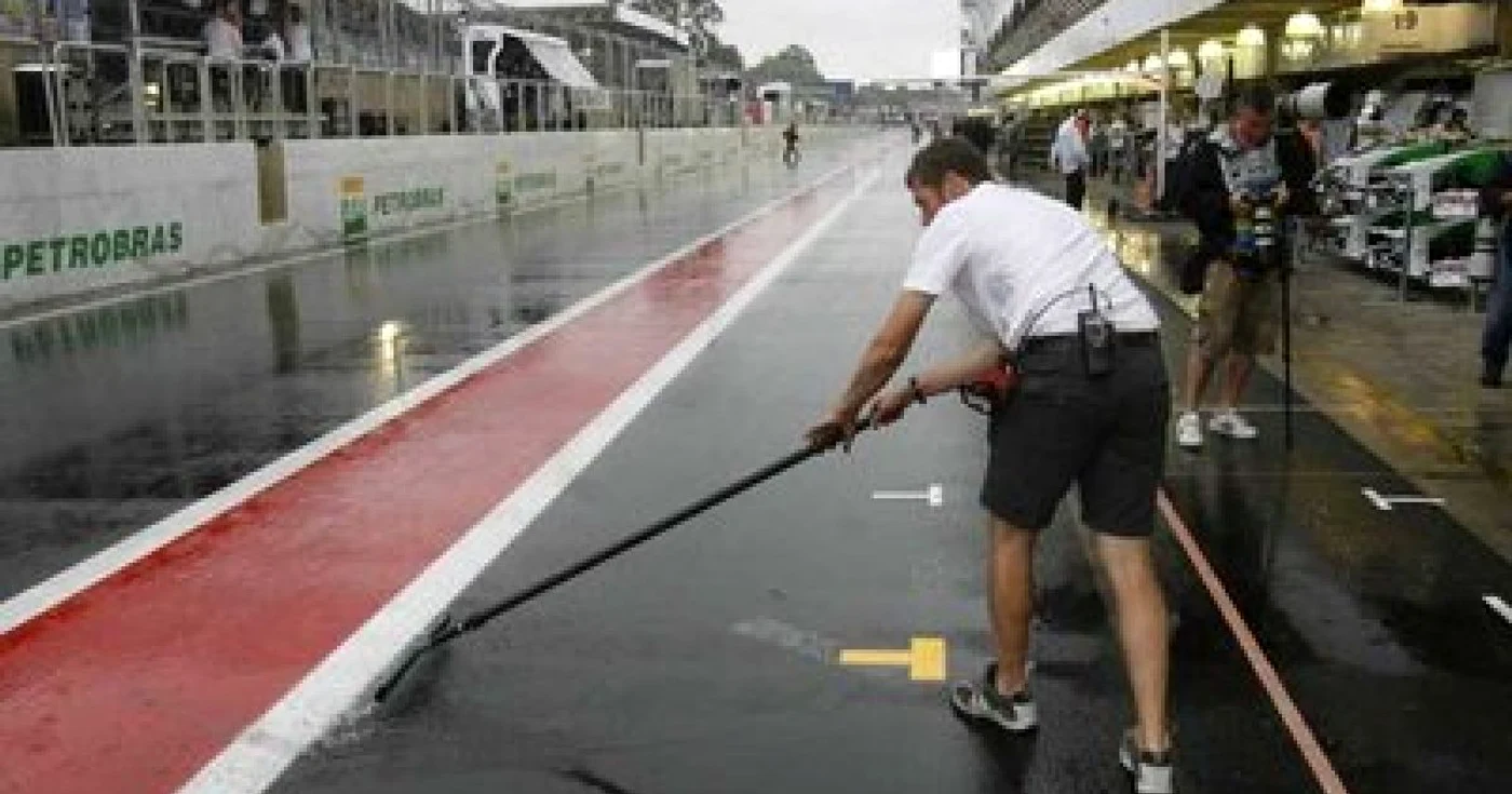 Ploaia a amânat cursa de Formula 1 (foto: epa)