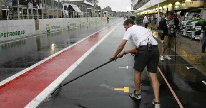 Ploaia a amânat cursa de Formula 1 (foto: epa)