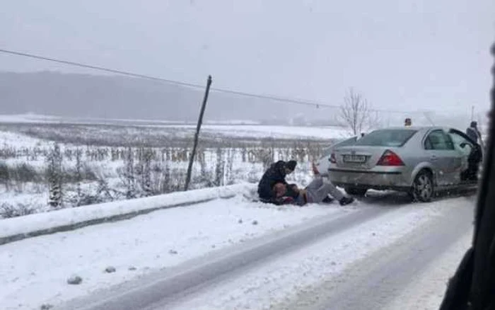 FOTO: Trei maÅini au fost implicate într-un accident pe DN7C. DouÄ victime au rÄmas înarcerate