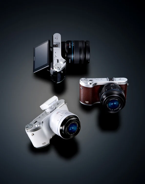 NX300 este disponibil în trei culori: alb, maro şi negru