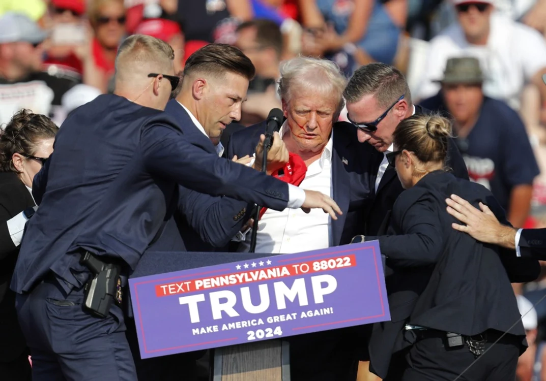 Donald Trump protejat de agentii Secret Service dupa tentativa de asasinat FOTO EPA EFE (3) jpg