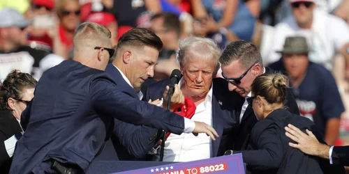 Donald Trump protejat de agentii Secret Service dupa tentativa de asasinat FOTO EPA EFE (3) jpg