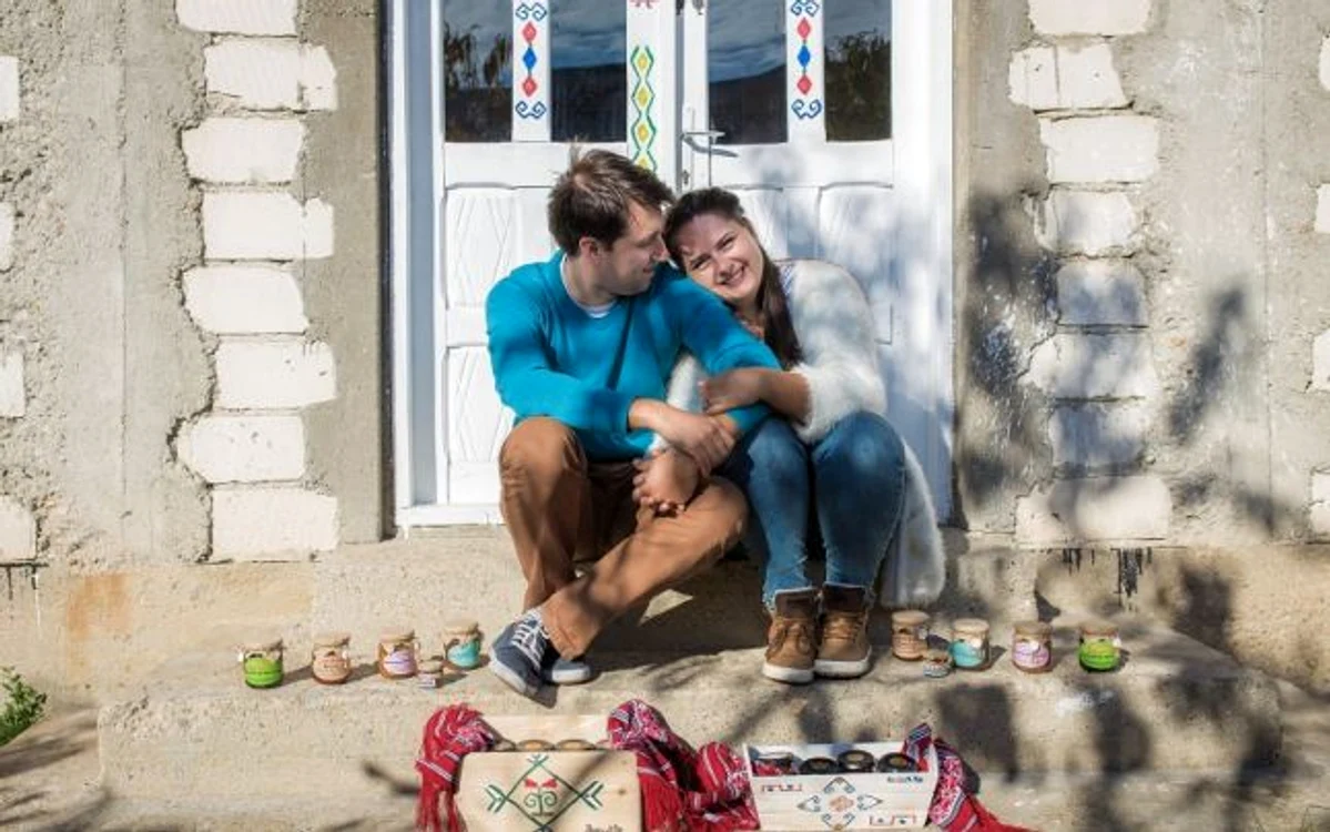 
    Mihai (34 de ani ) şi Alexandra Zaharia (30 de ani) s-a apucat să facă gemuri şi dulceţuri pe care le vând, în cea mai mare parte, onlineFOTO: adevarul.ro  