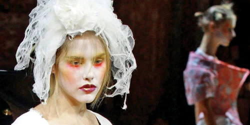 Mireasa colecţiei primăvară-vară 2012, semnată de Vivienne Westwood