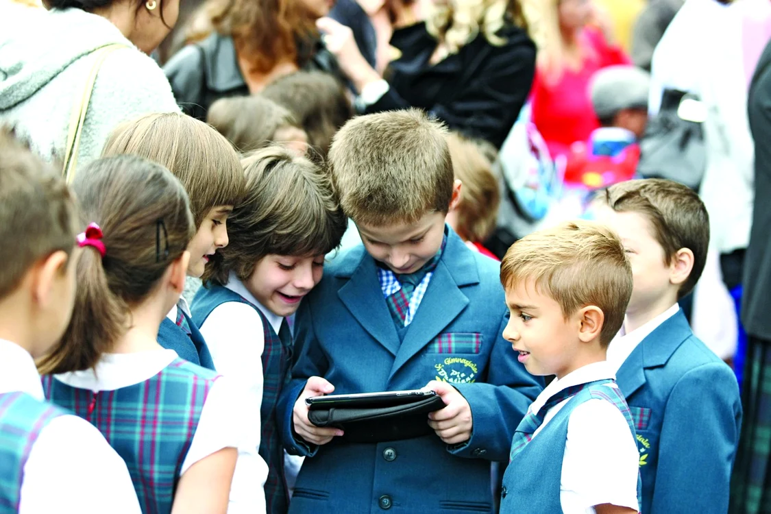 Primele manuale digitale ar trebui să fie oferite elevilor care intră în clasa I sau a II-a din toamnă