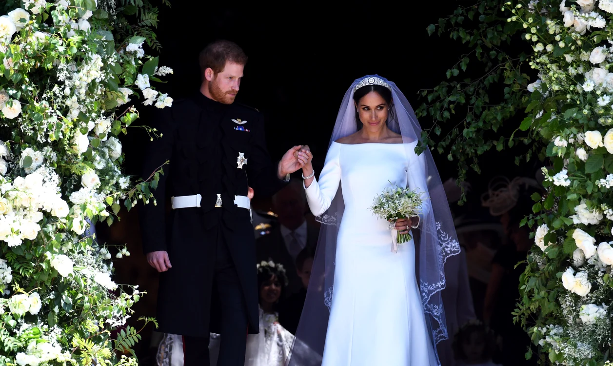 
    Aranjamentele florale cu trandafiri parfumați și rochia de mireasă a lui Meghan Markle au costat circa un milion de lire sterline Foto: Epa  