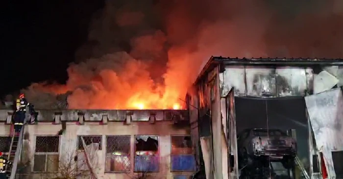 Incendiu violent în Craiova FOTO Captură video / ISU Dolj 