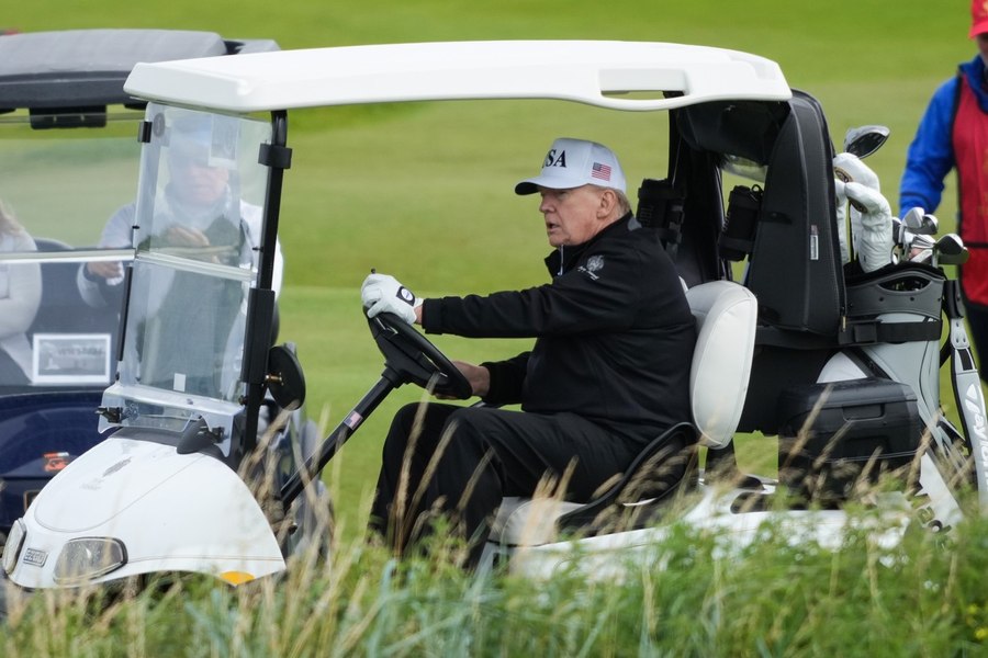 Trump na golfu na Škotskem pod strogim nadzorom, protesti v več mestih