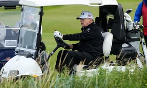 Donald Trump, pe terenul de golf din Turnberry, Scoția FOTO Profimedia 