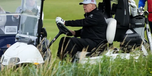 Donald Trump, pe terenul de golf din Turnberry, Scoția FOTO Profimedia
