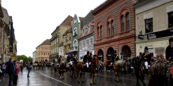 Parada Junilor atrage foarte mulţi tuşti străini