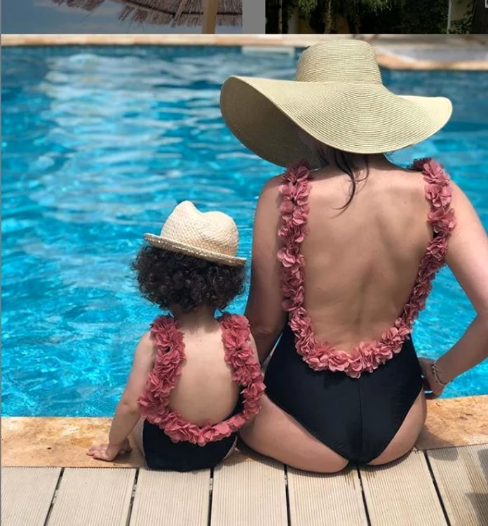 Cristina Șișcanu și fetița ei, Petra, în costume de baie identice 