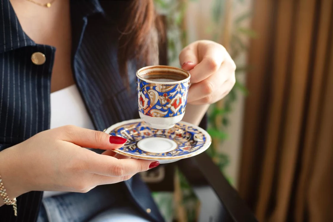 Persoană care bea cafea FOTO: Shuterstock