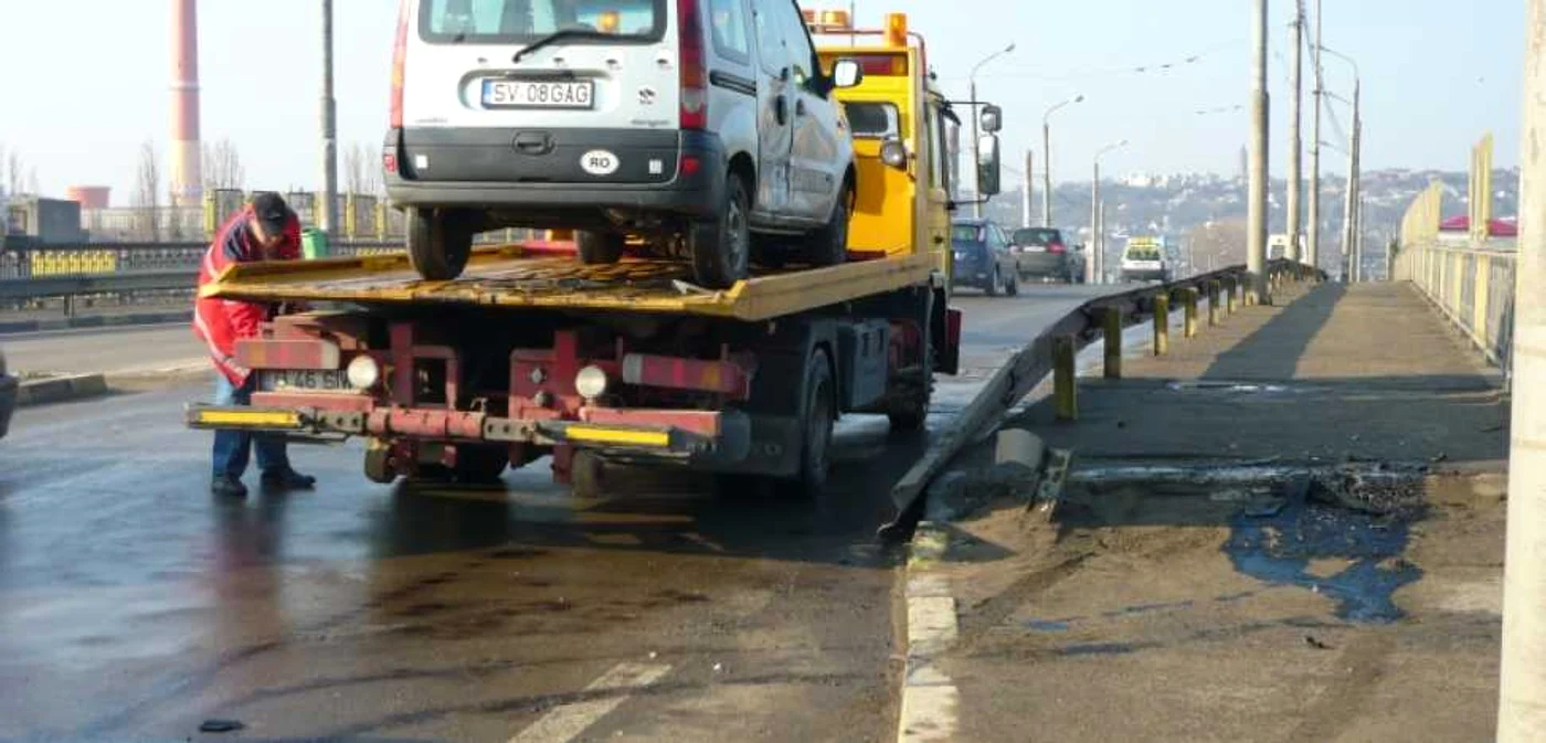 Maşina a fost proiectată 10 metri, după care s-a izbit într-un parapet