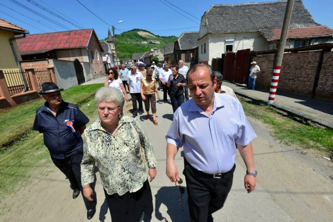 Primarul Tudor Mihalache a calculat că cei 327,8 km de mers pe jos pânâ în Bucureşti îi va parcurge în opt zile FOTO Silvana Armat