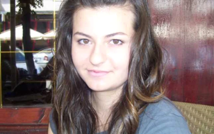 Bacău: Mădălina Ababei: „Mă prezint publicului prin pictură”