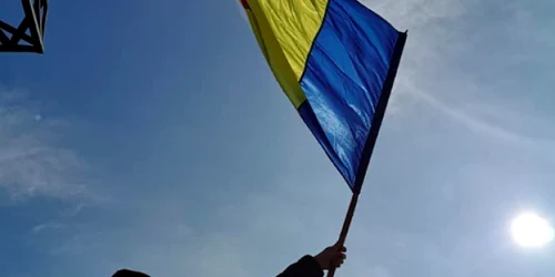 Tricolorul României flutură în Munţii Măcinului la Cruce Sursa Facebook Daniel Gîdiuţă