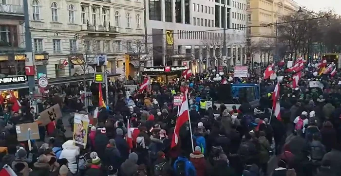 Proteste la Viena faţă de vaccinarea obligatorie FOTO via News.ro