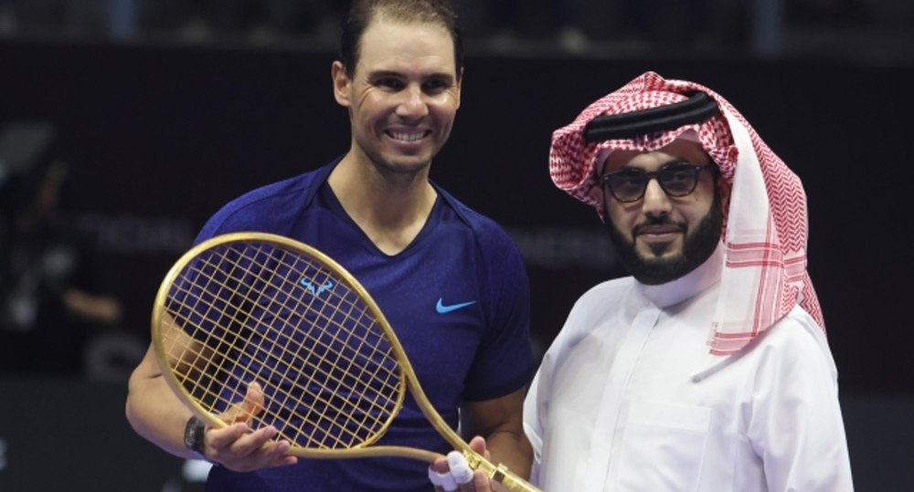 Rafael Nadal, premiat de arabi cu o rachetă făcută din 3 kilograme de aur. Cât costă bijuteria primită de spaniol