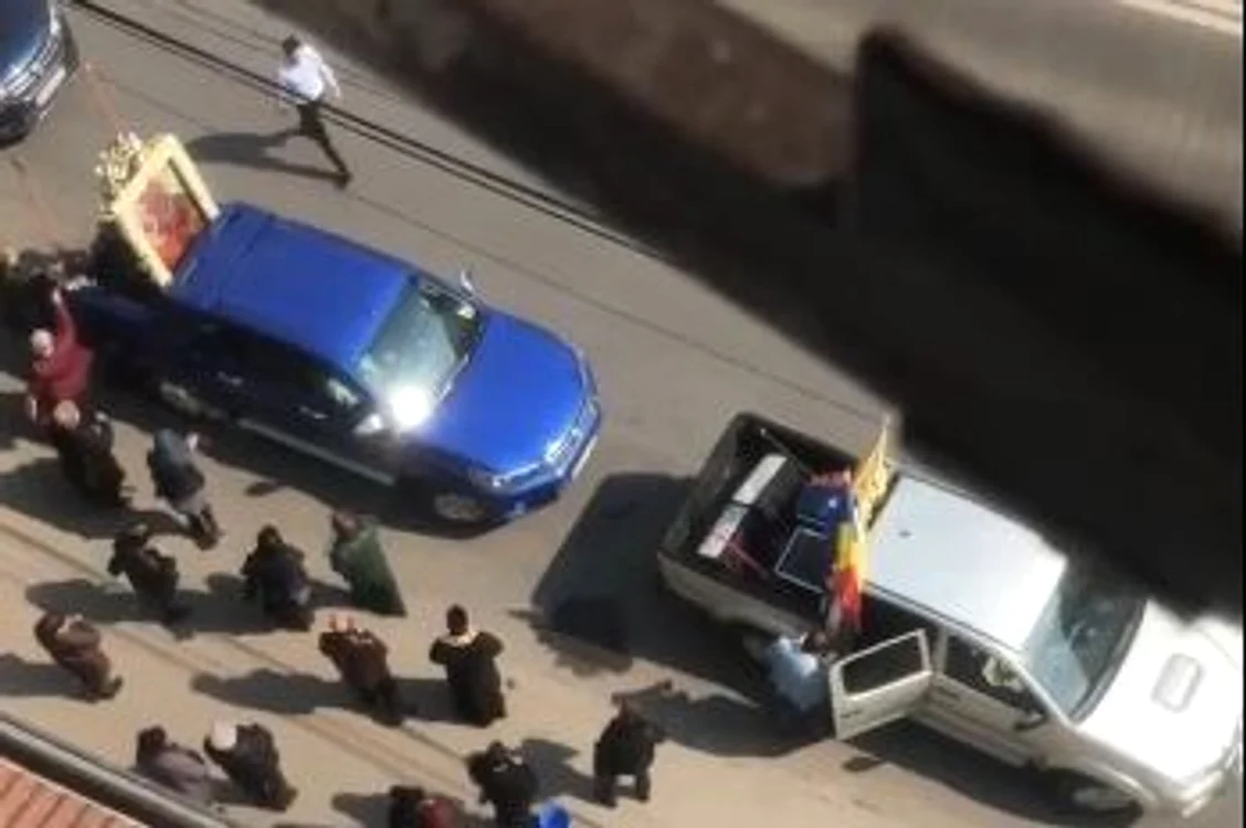 Icoana a fost plimbată prin oraș cu o mașină de terenfoto: captură video